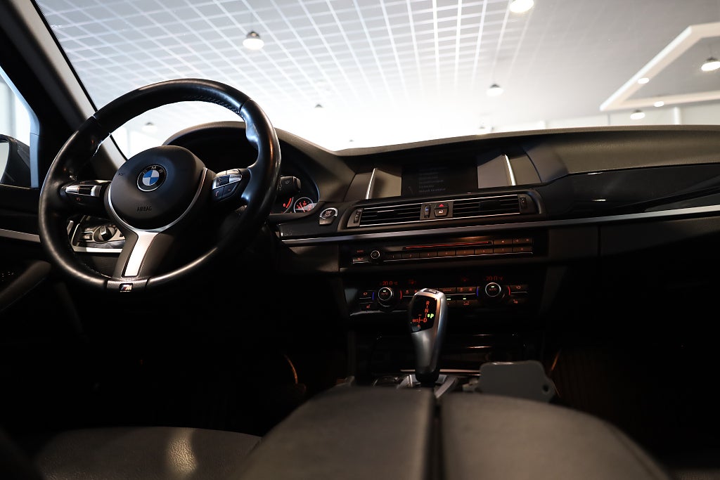BMW 520d xDrive Touring AUT Sportpaket Drag PDC Rattvärme Läder 2017