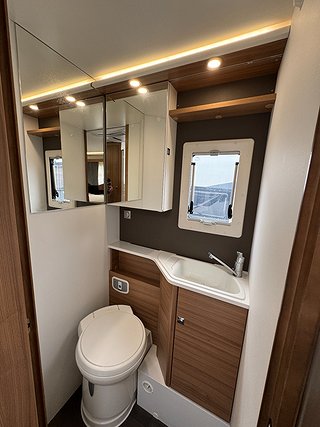 Husbil-halvintegrerad Adria Coral 670 SL AUTOMAT 12 av 19