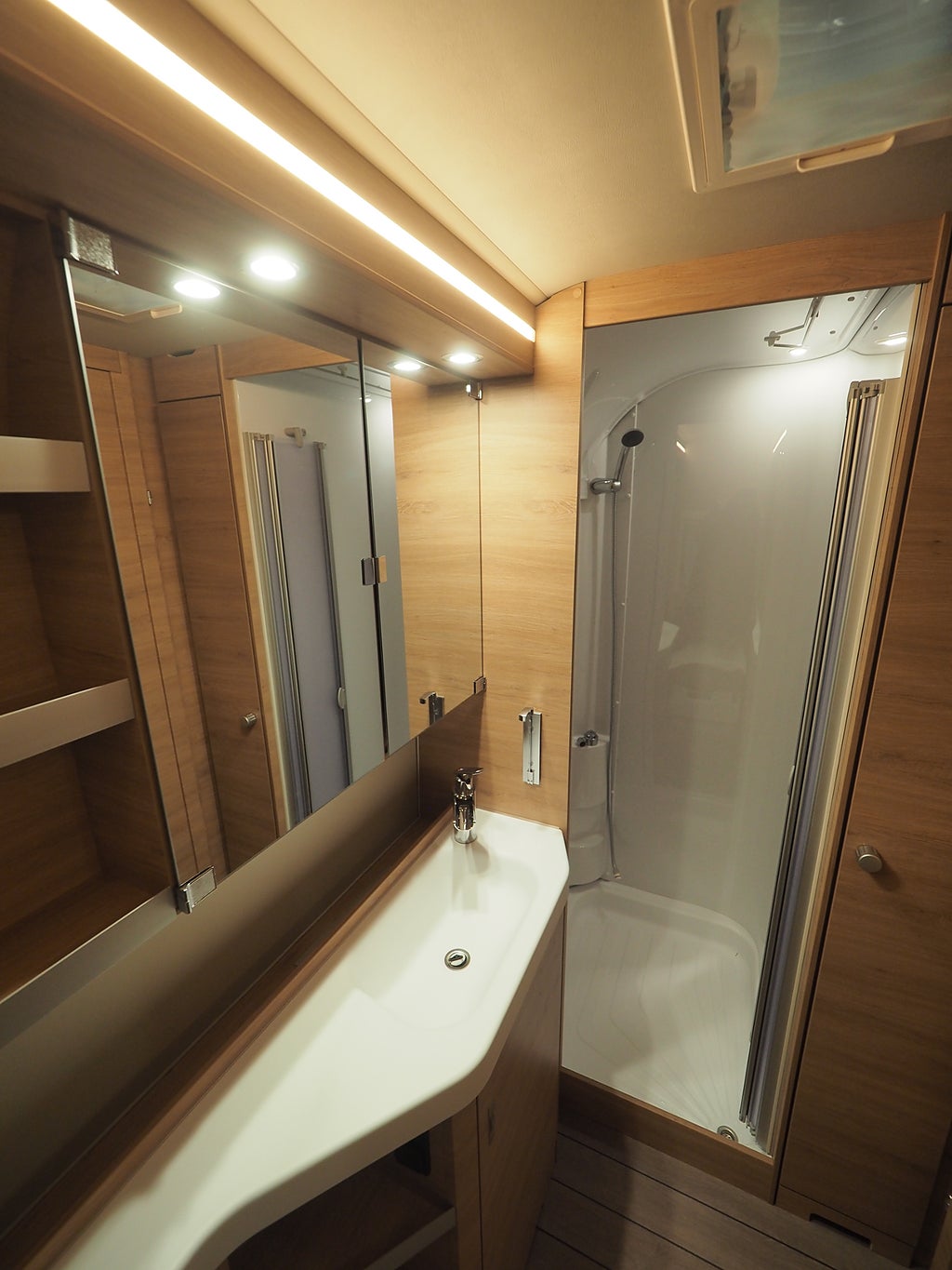 Knaus Südwind 650 PEB 60 Year  ALDE I Framkök I Långbädd