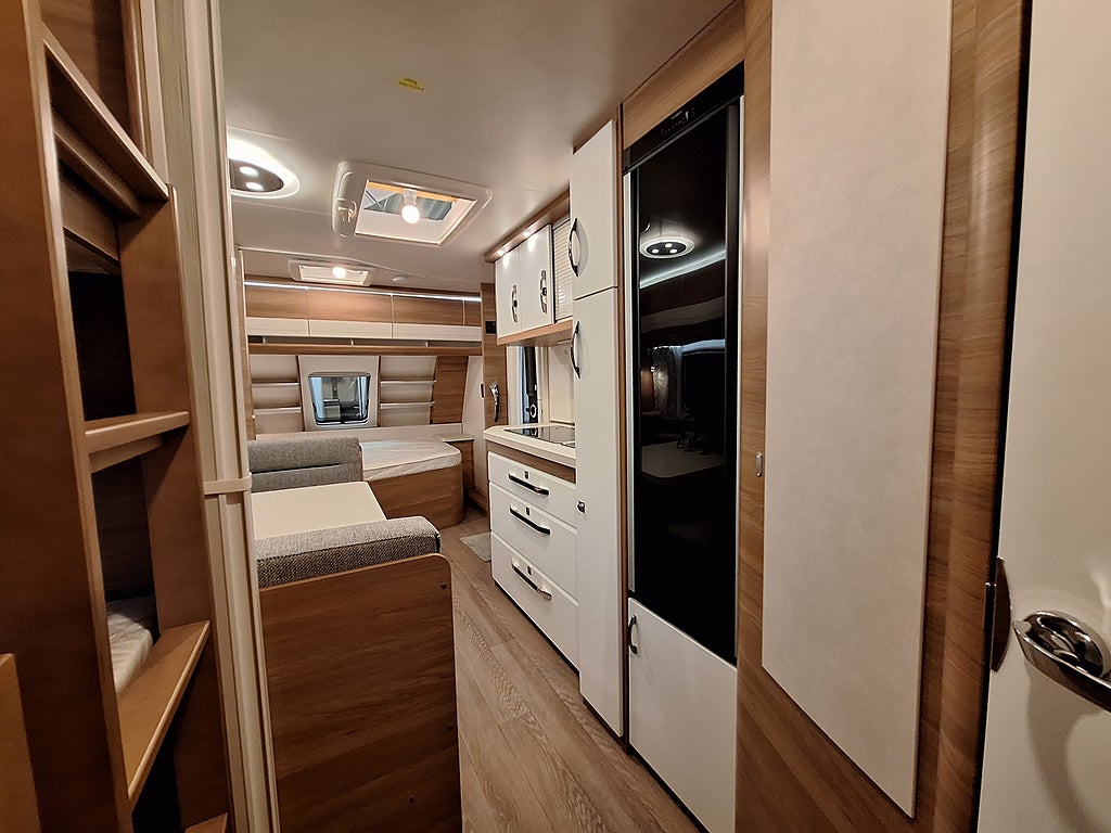 Hobby De Luxe 545 KMF Barnkammare: 3 Bäddar, Dusch, Kampanjprodukt!