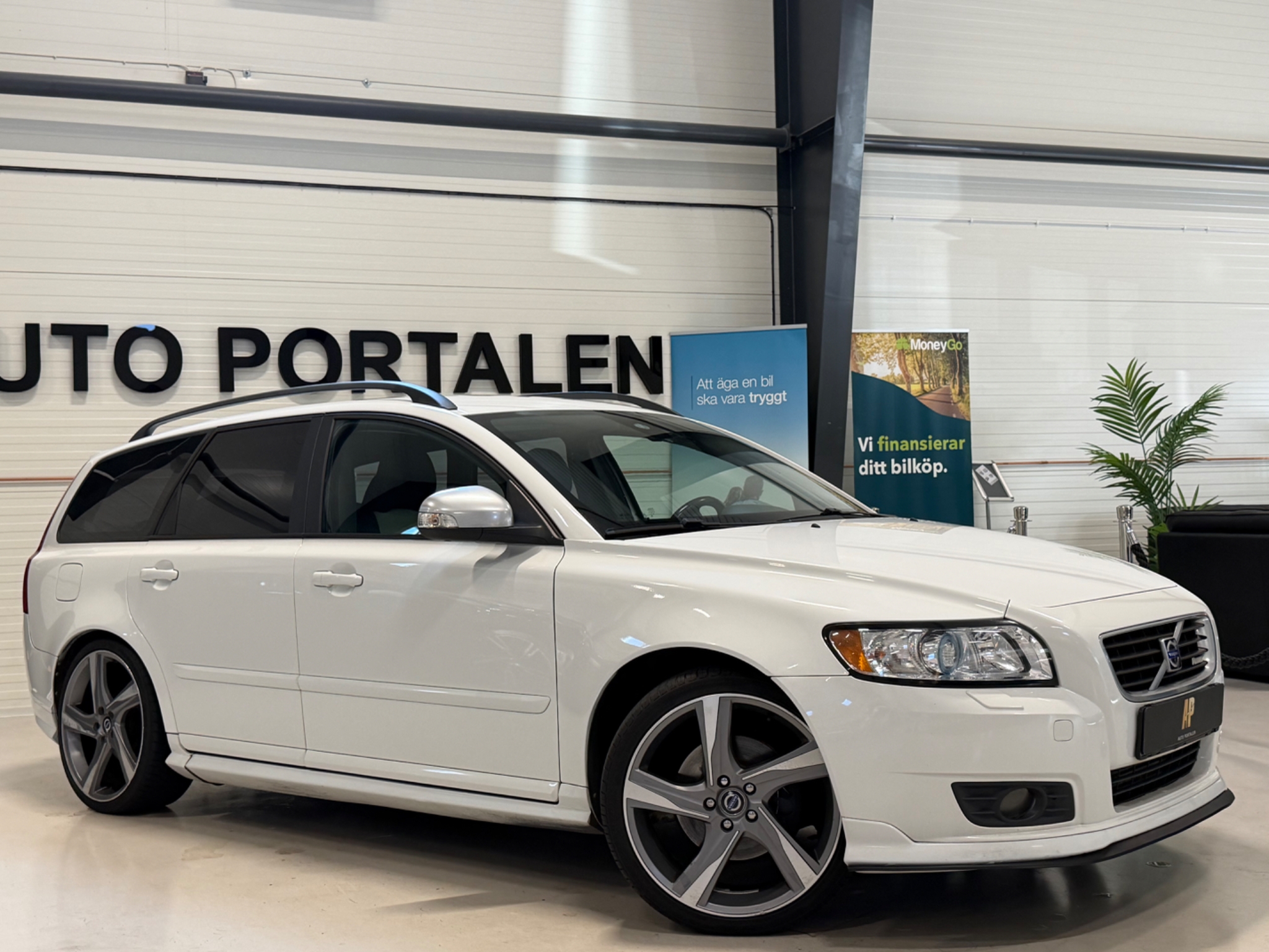 Volvo V50 2.0 D Momentum, R-Design 2010, photo 2/47