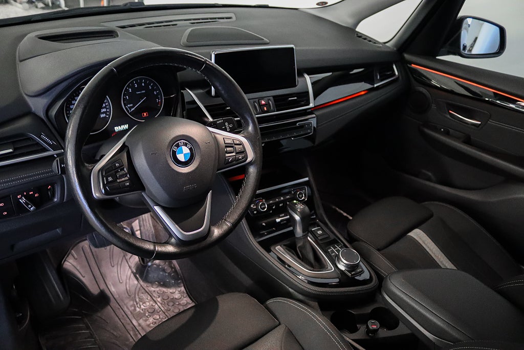 BMW 218 i Active Tourer Sport Line Navi HuD Drag B-kamera