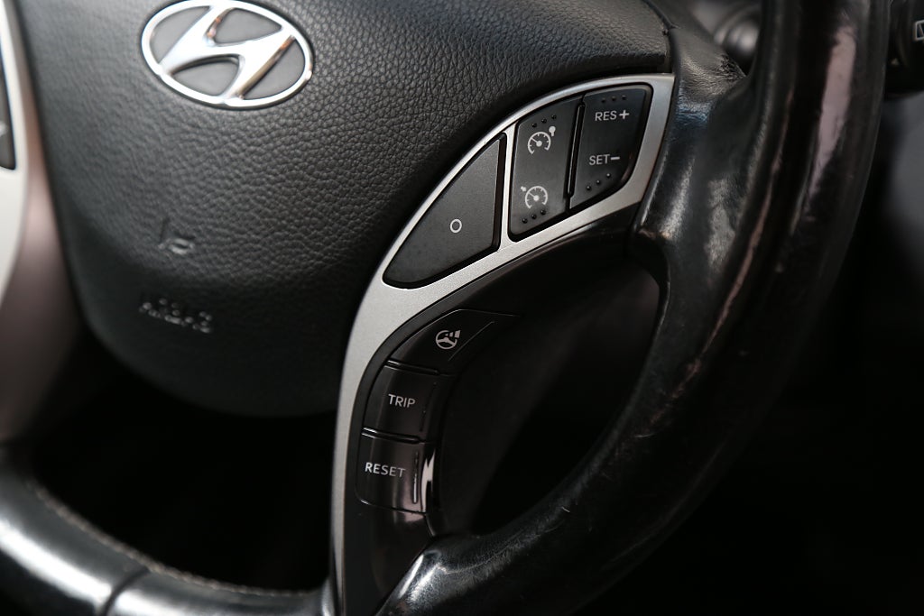 Hyundai i30 1,6 GDI 135hk Business Kombi Automat Nybesikt 2013