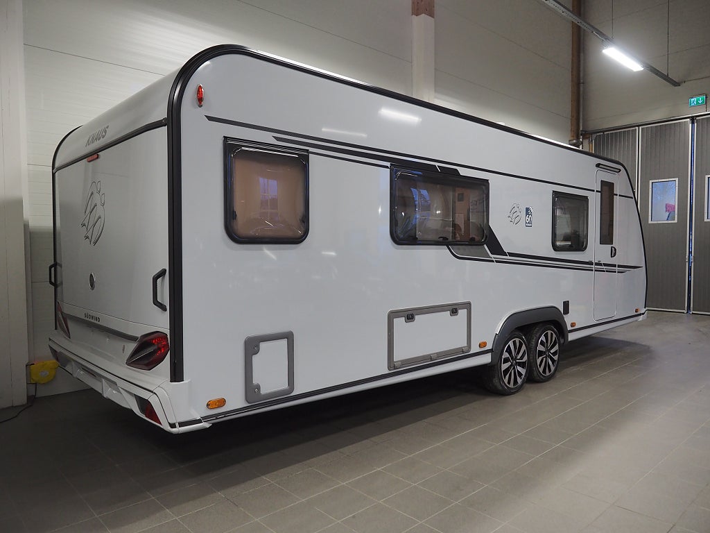 Knaus Südwind 650 PEB 60 Year  ALDE I Framkök I Långbädd