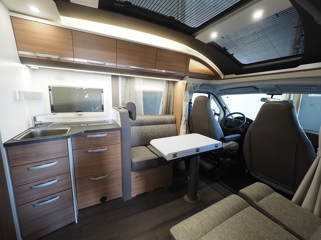 Adria Coral 670 DL Axess Långbädd | Face to face | Solcell | 2021