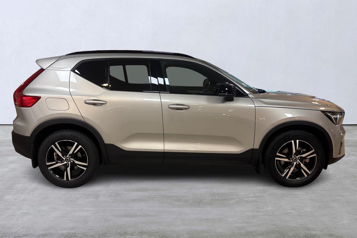 Volvo XC40 B3 FWD Bensin Plus Dark 2025, photo 3/10