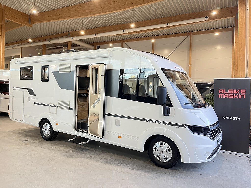 Adria Sonic I 700 SL / Taksäng / Solcell / Långbädd / Nybytt Kamrem / 