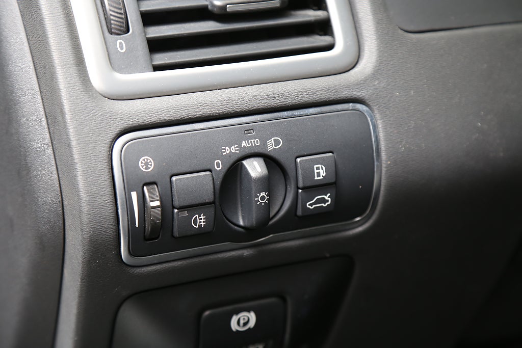 Volvo V70 II D2 S/S Momentum Nybesik Dragkrok 2014