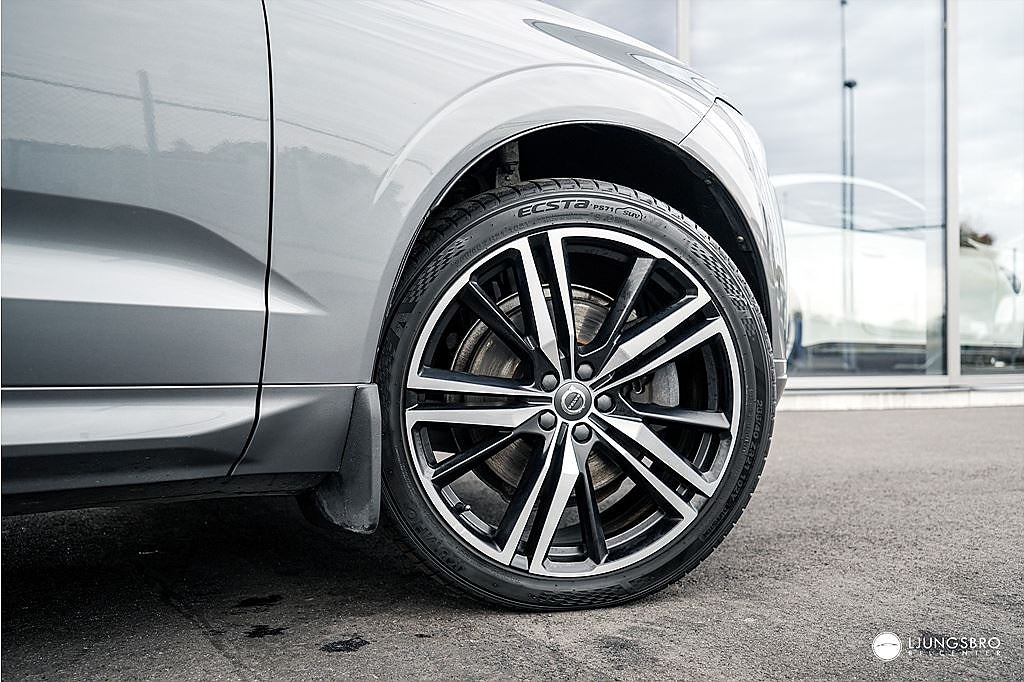 Volvo XC60 B4 AWD R-Design / Drag / Pano / 360 / HUD