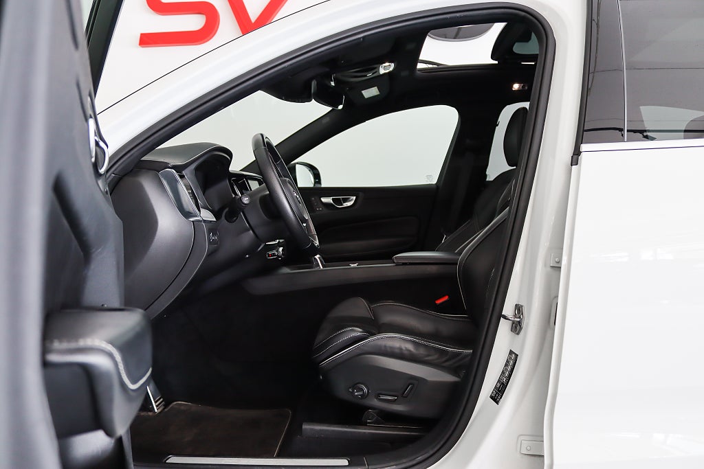 Volvo XC60 Recharge T8 AWD R-Design Lounge Pano Värmare Drag