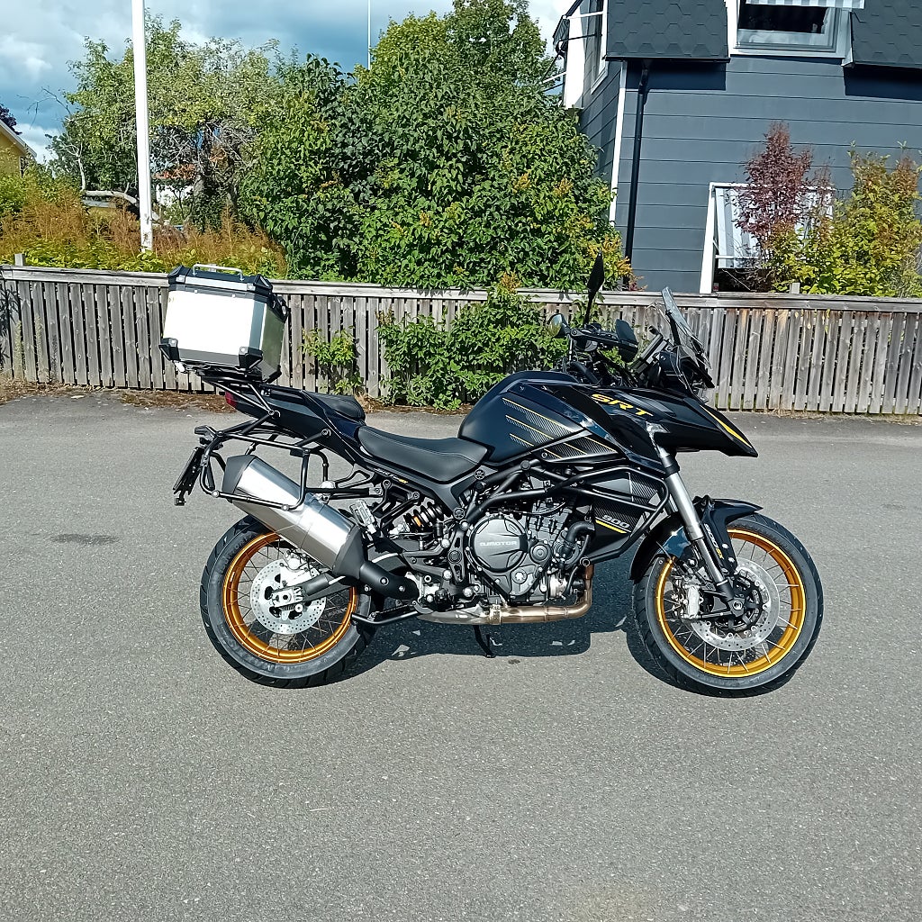 QJ Motor SRT900SX Inkl. väskpaket 