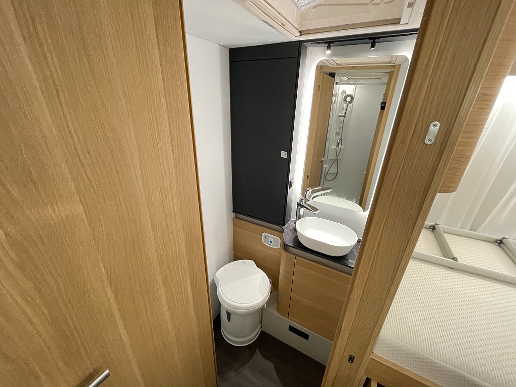 Adria Matrix Axess 670 SL /Taksäng/Automat/5 bältad/B-körkort - Adria