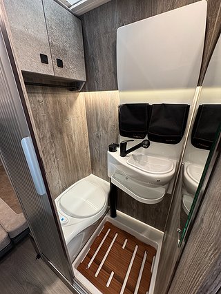Husbil-halvintegrerad Robeta Helios For Two 180HK AUT 21 av 26