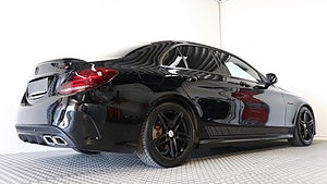 Den här Mercedes Benz C-klass 250d är mycket påkostad. 