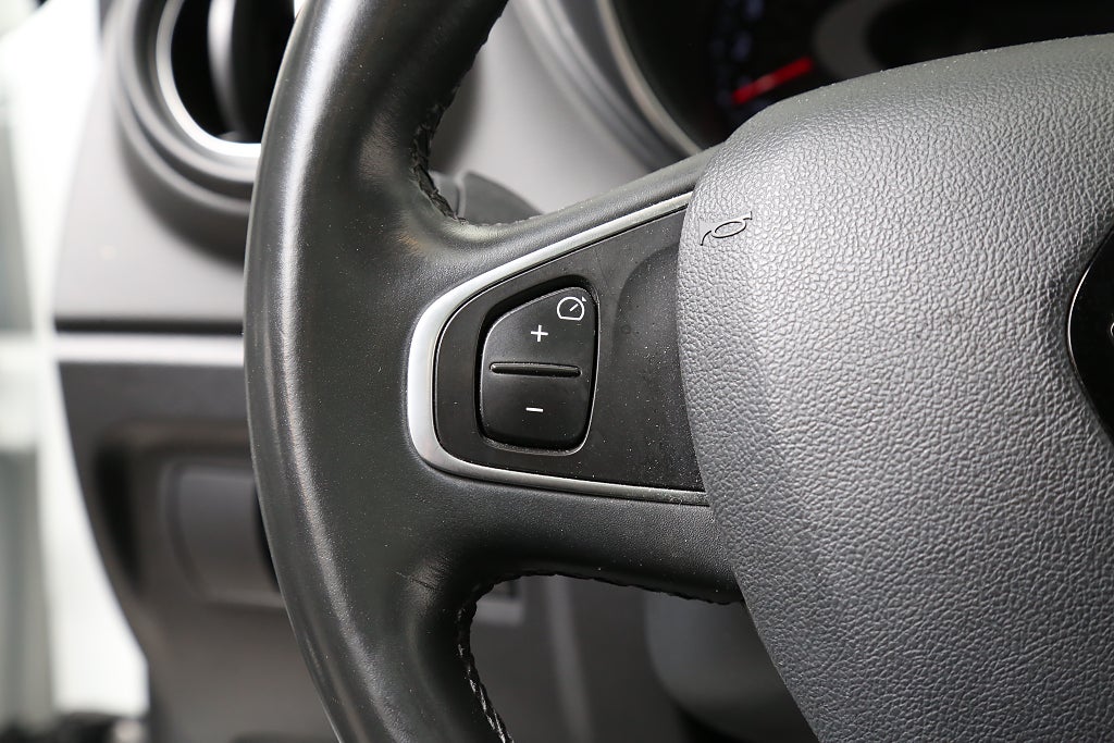 Renault Captur 1,2 TCe BOSE Navi Kamera Pano ”En Svensk Klassiker”