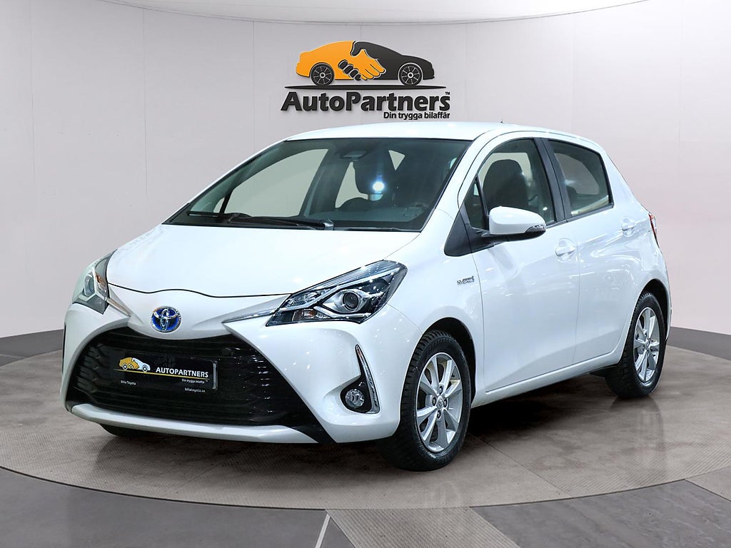 Toyota Yaris Hybrid e-CVT CarPlay kamera 5900mil 2-ägare Nyser Nybes