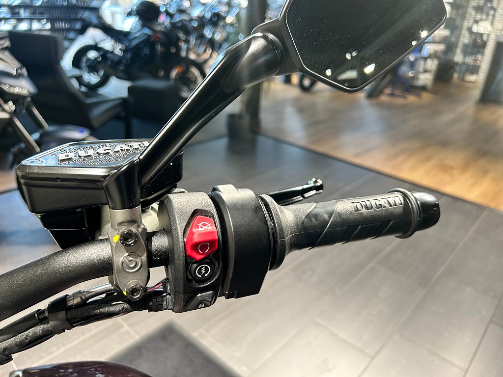 Ducati Xdiavel V4 /1mil/3,45%/Black Lava