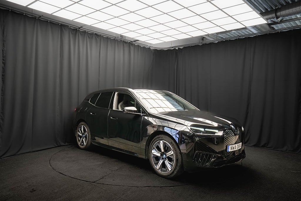 BMW iX xDrive50 LUFTFJÄDRING BAKAXELSTYRNING DRAG 97%SoH MOMS