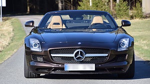 Mercedes-Benz SLS AMG Roadster användes som tjänstebil av Mercedes finanschef. Foto: Bilweb Auctions