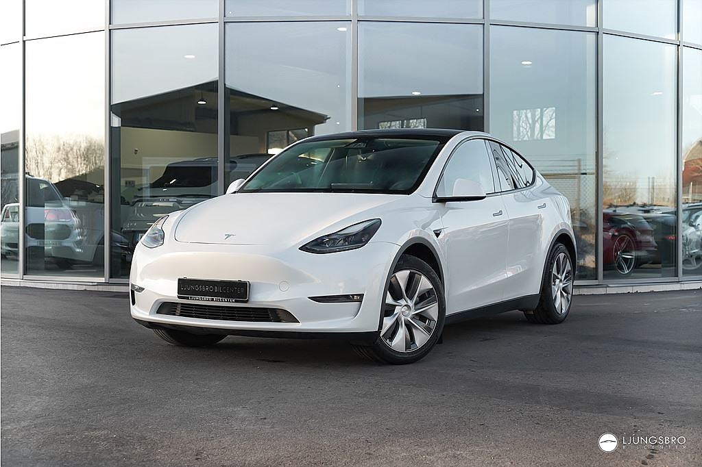 Tesla Model Y Long Range AWD 2024 / 1 Ägare / Drag