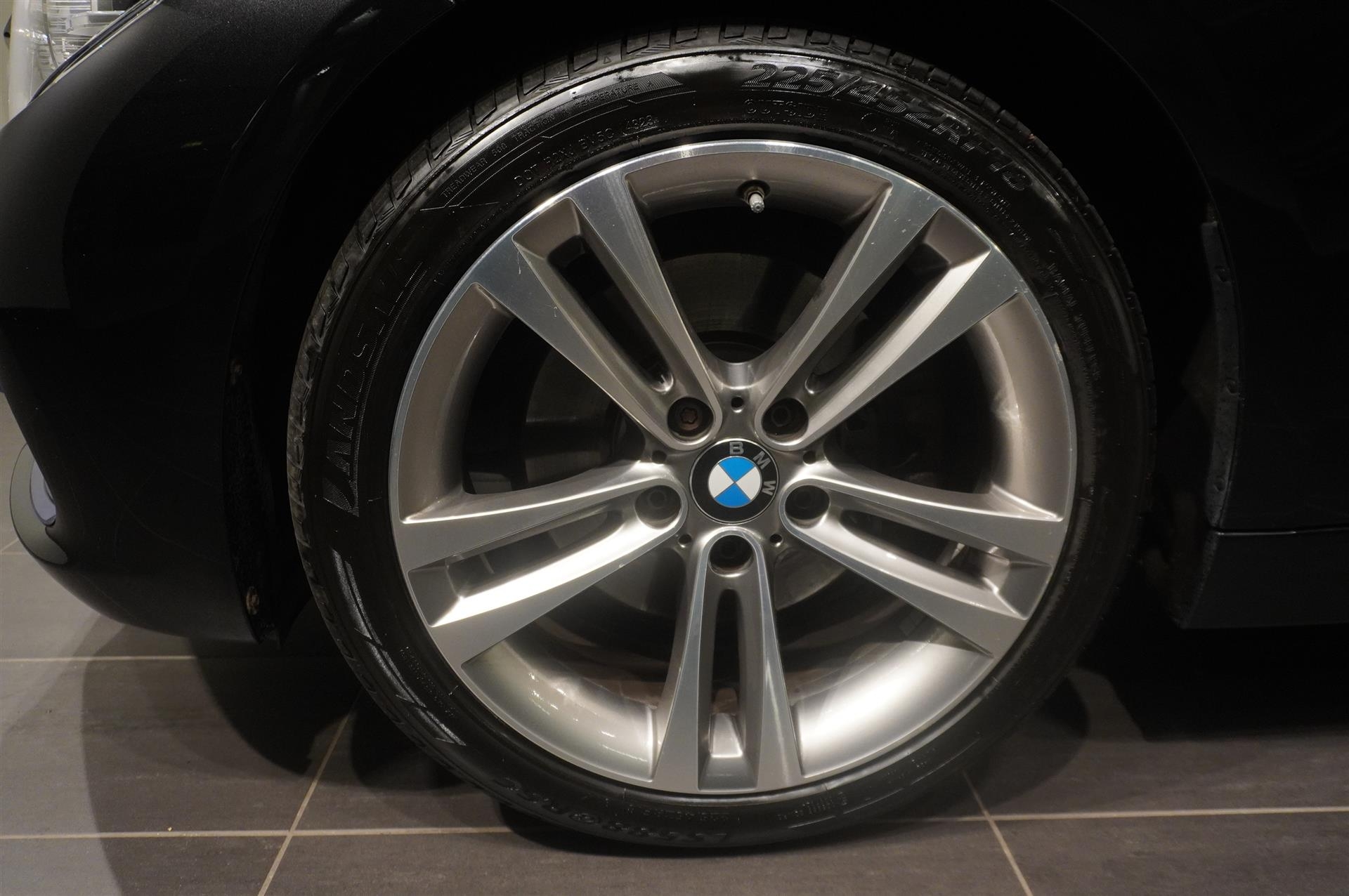 BMW 330 i xDrive Touring Sport Line 2017, kuva 4/45