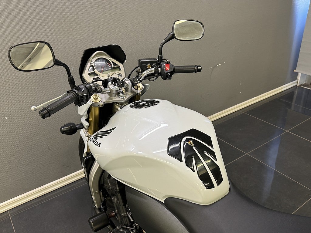 Honda Powersports CB600F Hornet | 2 Brukare | Växelvisare | Kraschpuckar |