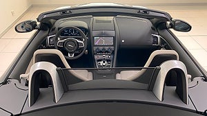 Jaguar F-Type P300 har en rak fyra på 300 hästkrafter.