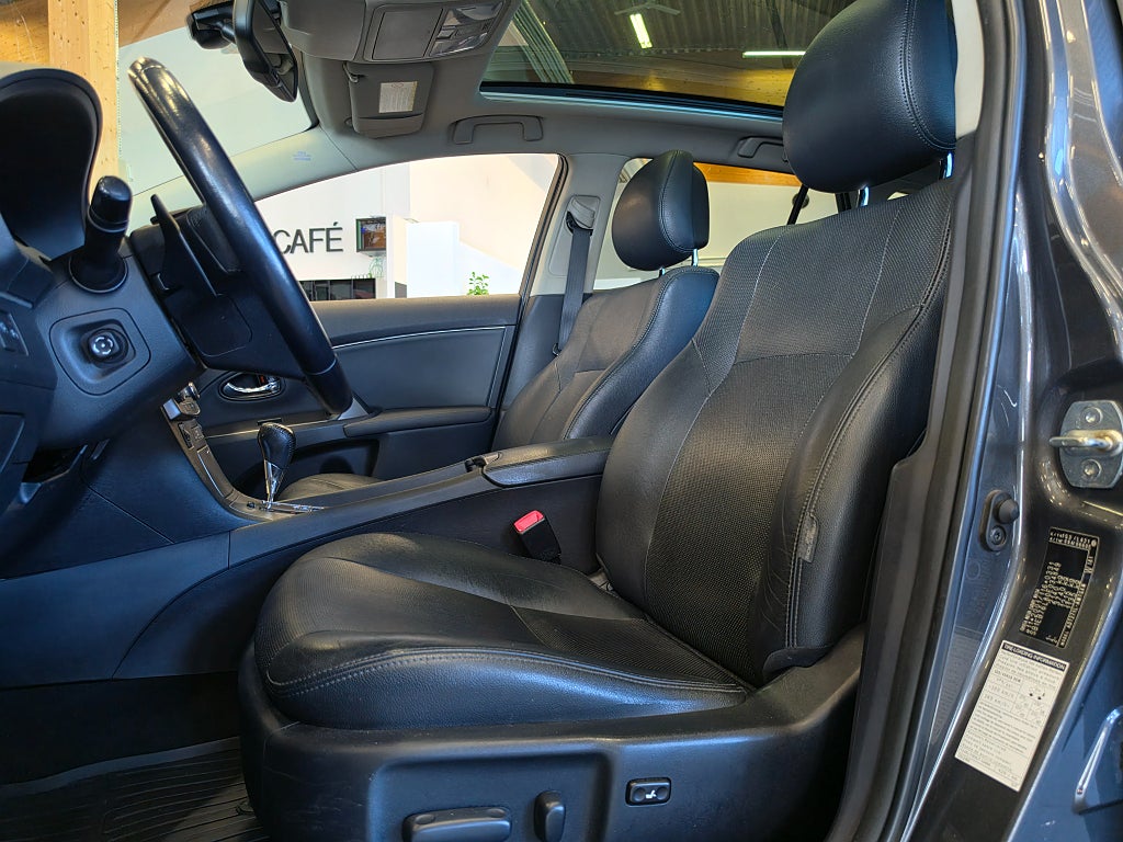 Toyota Avensis kombi 2.2 D-4D Executive / Drag / Skinn / Panorama /