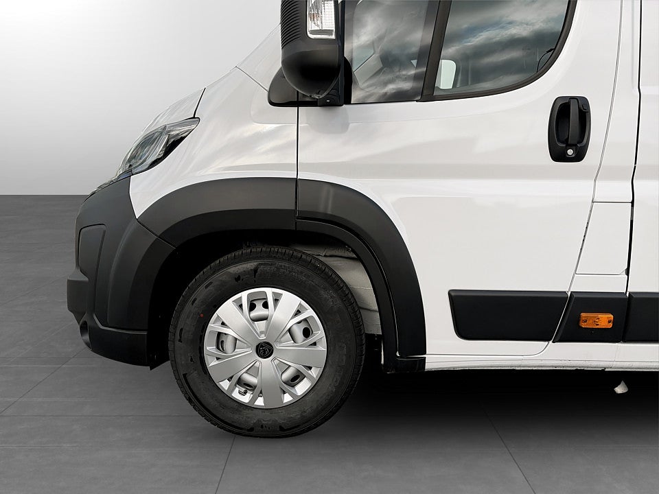 Bild på Peugeot Boxer DH Flak L3050 180hk Aut - OMGÅENDE LEVERANS!