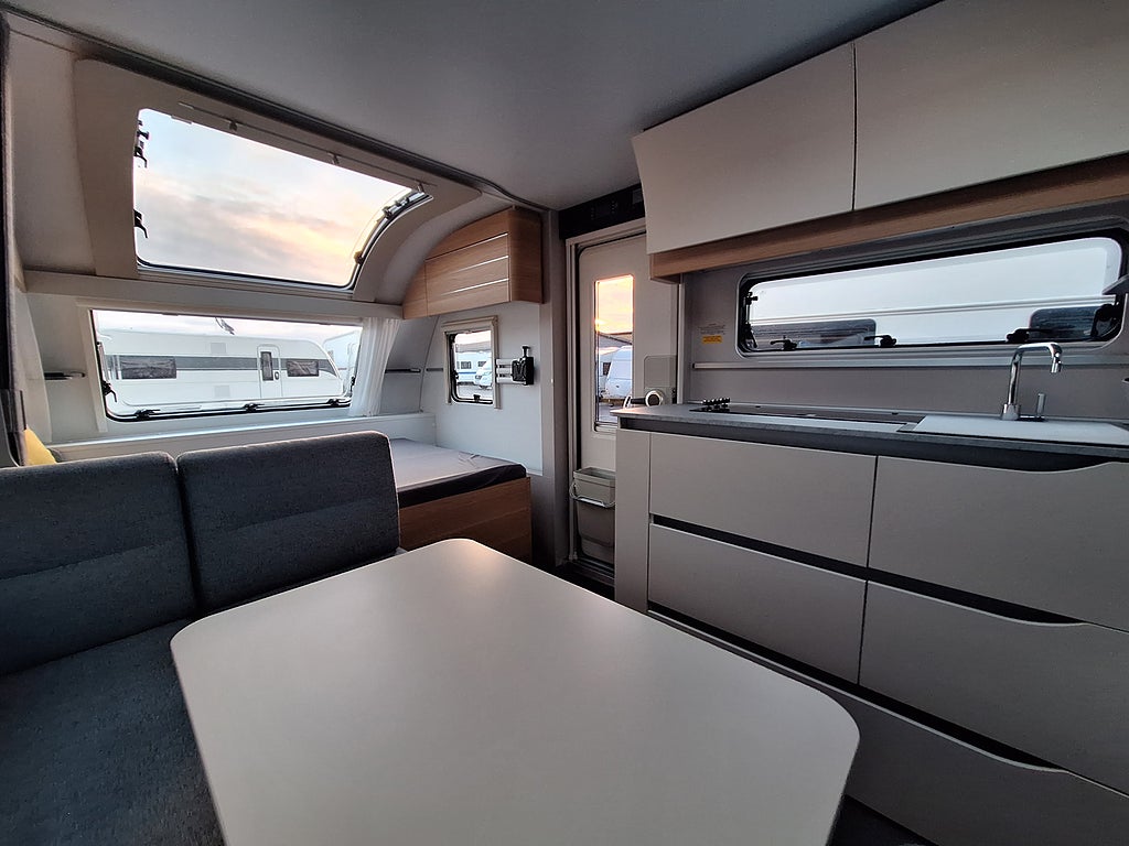 Adria Adora 573 PT Barnkammare: 3 Bäddar, Nytt Tält