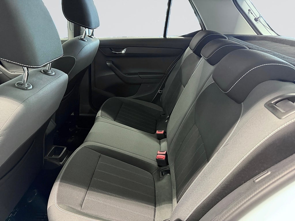 Skoda Fabia 1.0 TSI Dragkrok Carplay Sensorer Farthållare bild 12