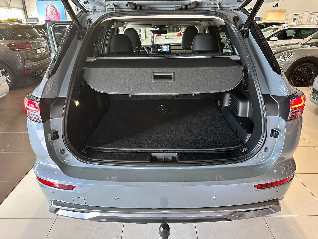Mitsubishi Outlander PHEV CVT AWD 306hk Instyle Panorama Dragkrok thumbnail