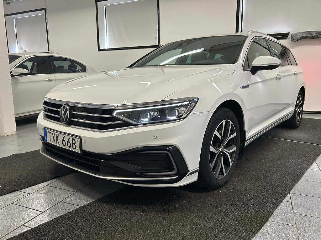 Volkswagen Passat Sportscombi GTE 1.4 TSI 218 hk Cockpit Värmare Drag IQ