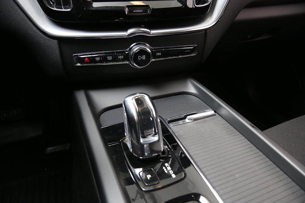 Volvo XC60 T8 Twin Engine Momentum Adv AWD Orrefors Panorama Drag 2019