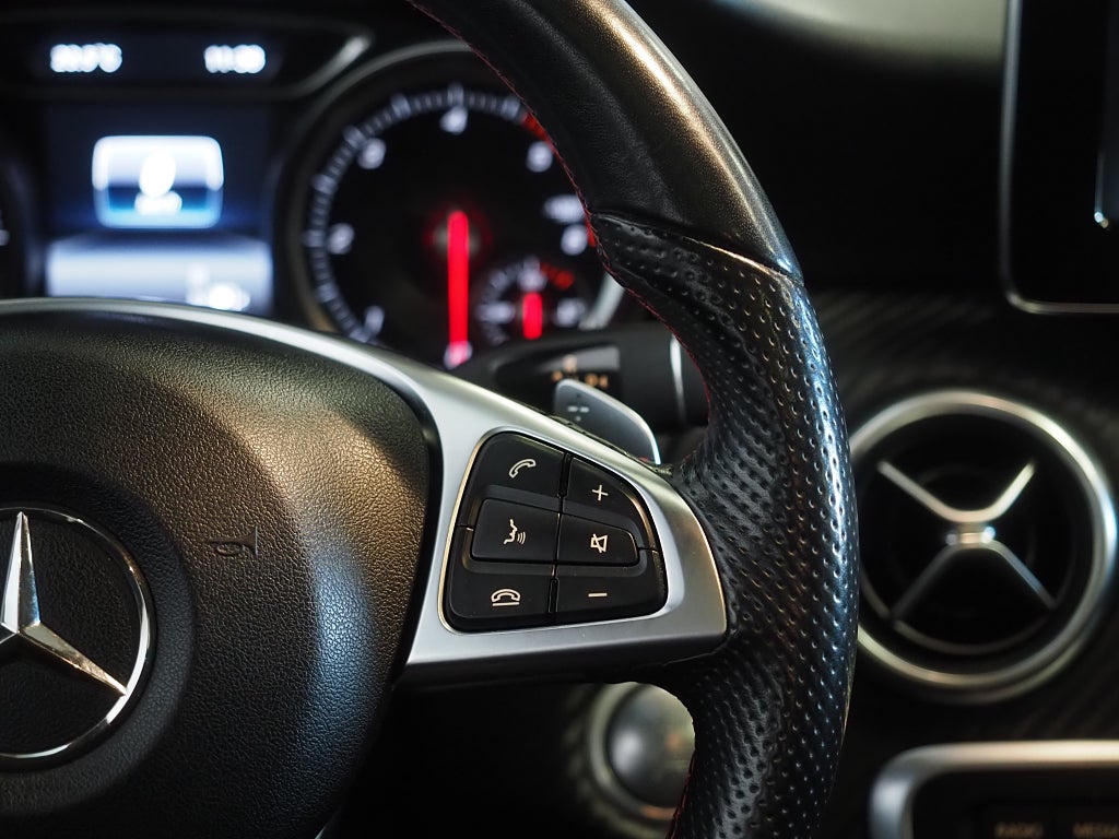 Mercedes-Benz A 180 d 7G-DCT AMG Line Kamera Pano Navi Låga mil 2018