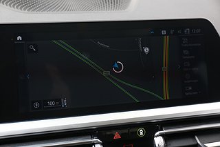 Sedan BMW 330e 24 av 32
