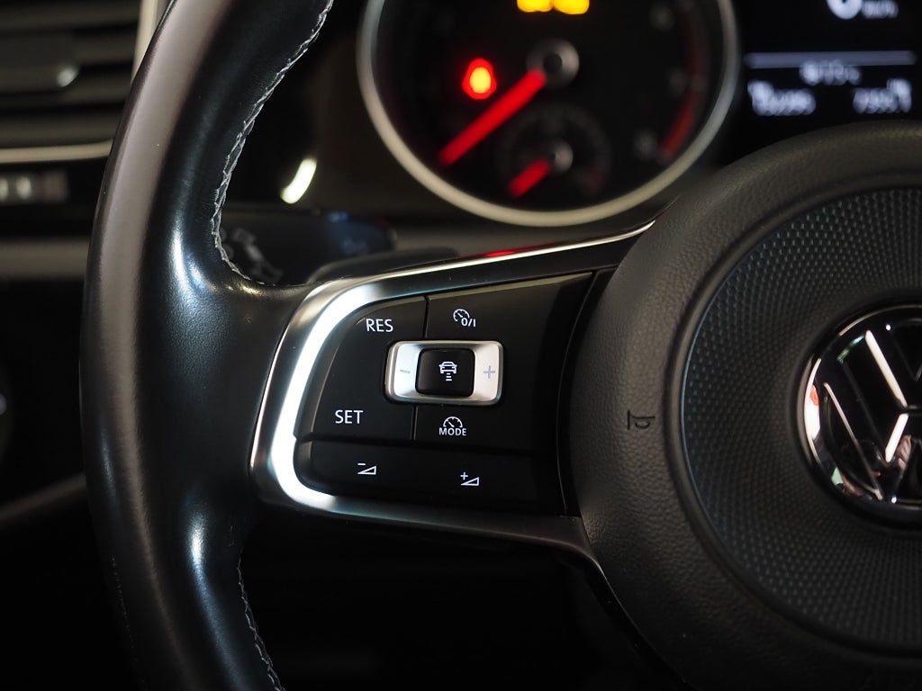 Volkswagen Golf SC TSI 150hk R-Line |Drag|Värmare|Dynaudio|