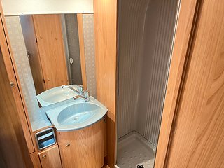 Husbil-halvintegrerad Bürstner T700 9 av 12