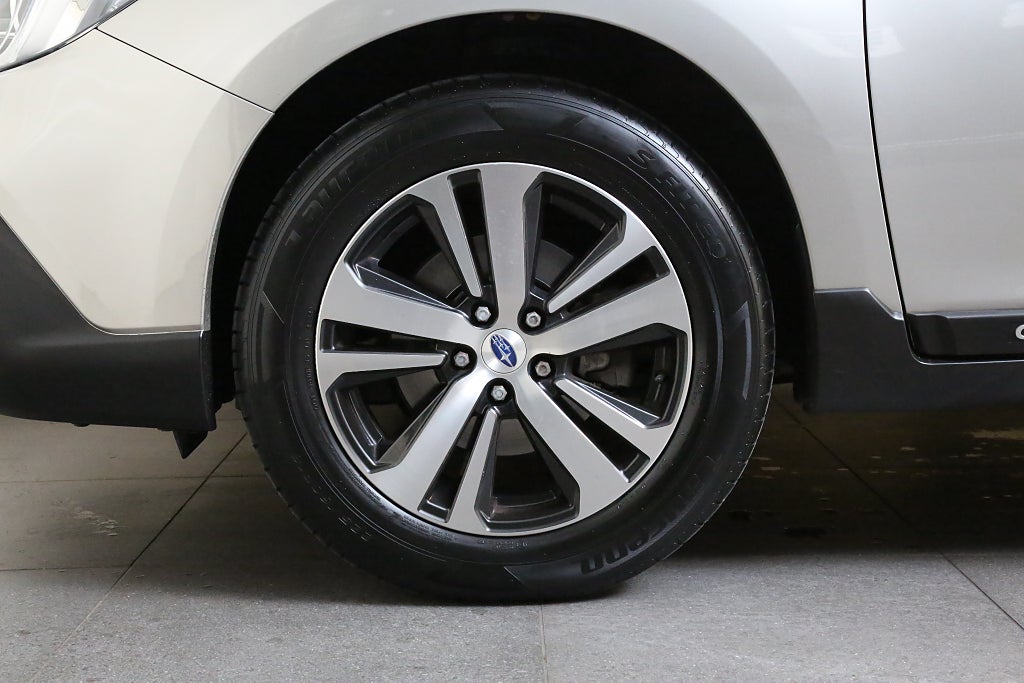 Subaru Outback 2,5i 175hk Summit AWD Taklucka H/K Skinn Drag 2019
