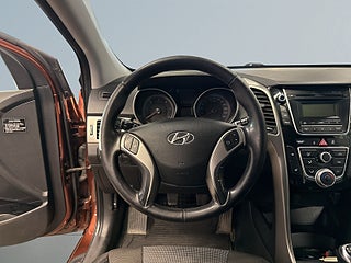 Hyundai i30 1.6 CRDi Select S&V-däck/Dragkrok/Motorvärmare – bild 9