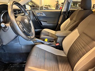 Toyota Auris Hybrid Comfort 136hk Kamera/Fullservad/SoV-däck
