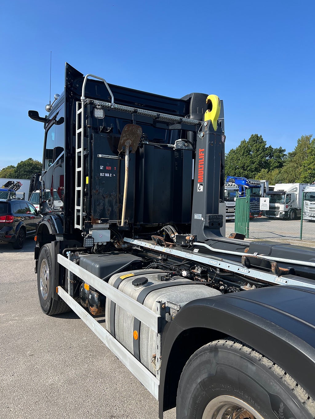 Mercedes-Benz Arocs 3251 Tridem Lastväxlare, Fullt Plogutrustad