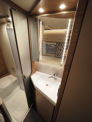 Husbil-halvintegrerad Knaus Van Ti 550 MF 16 av 18
