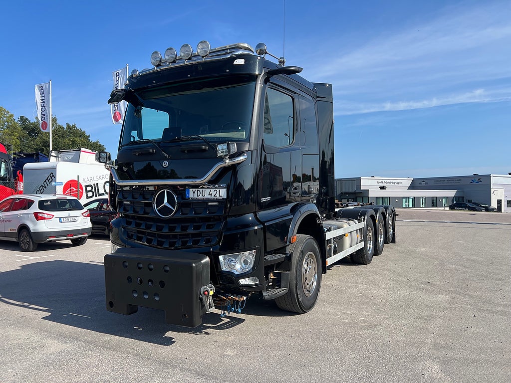 Mercedes-Benz Arocs 3251 Tridem Lastväxlare, Fullt Plogutrustad