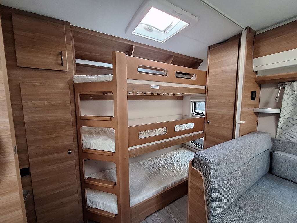 Hobby De Luxe 560 KMFe Barnkammare: 3 bäddar, Kampanjprodukt!