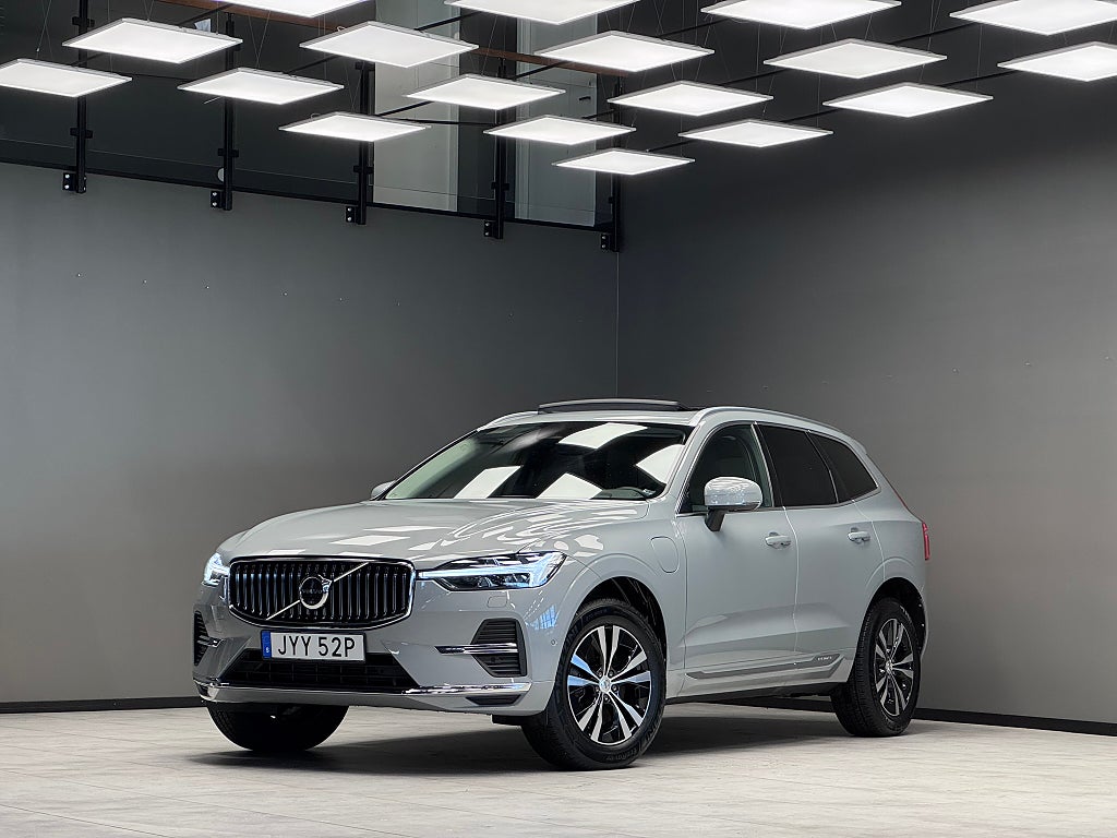 Volvo XC60 Recharge T6 AWD Core Edition / Drag / Pano / Värmare