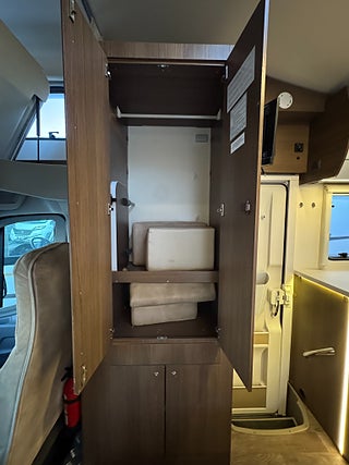 Husbil-alkov Roller Team Noble ART A9000 Elegance 6 bältade platser! 3500kg!Endast b-kort 6 av 20