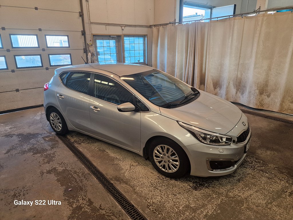 Kia CEED Nya 1.6 CRDi 13000 Mil Få ägare Lågskatt