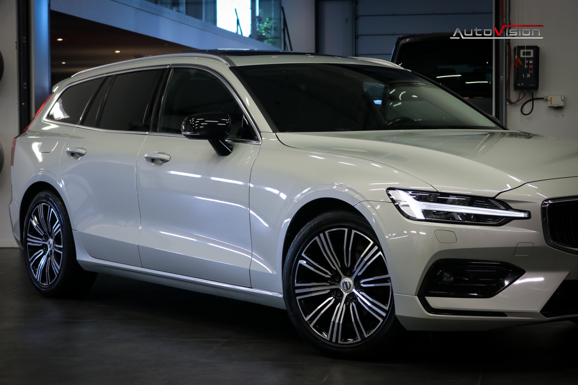 Volvo V60 D4 Geartronic 190hk PANO 2019, bild 3/10