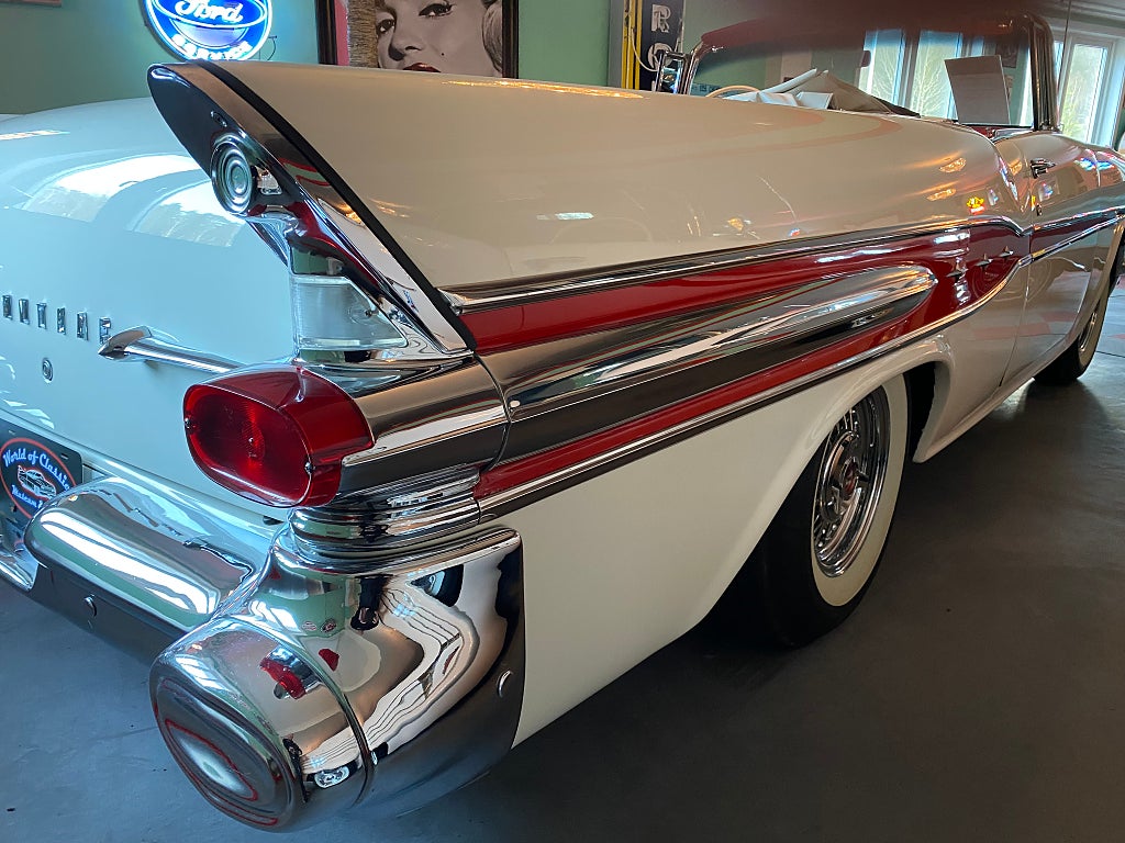 Pontiac Laurentian Starchief cab -57